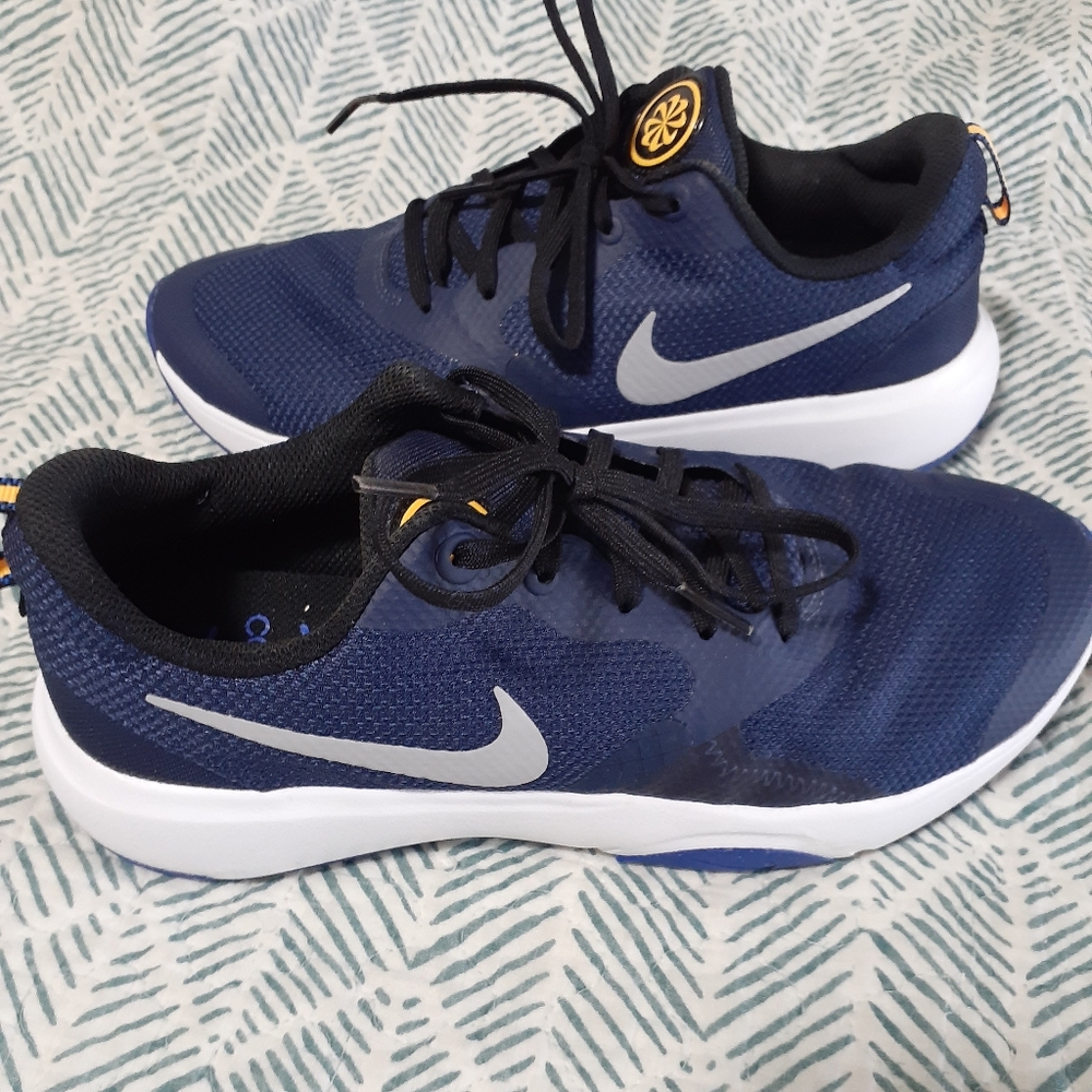 Boys Sz 8 Nike shoes
